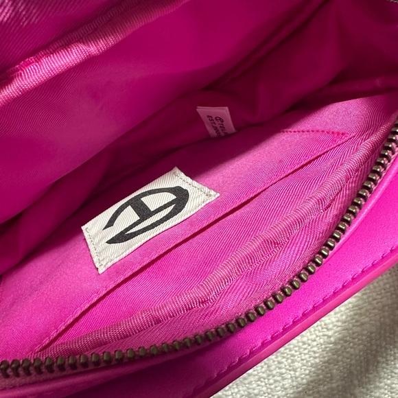Telfar Circle Bag Azalea Pink – Like New, w/ Dust Bag & Box - Picture 5 of 11